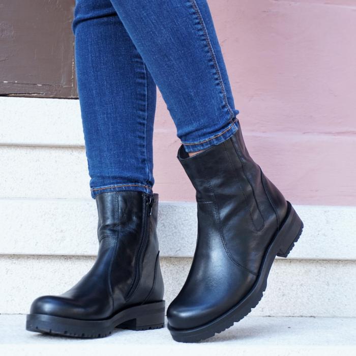 SLIGHT WOMEN'S ANKLE BOOT IN FLEXIBLE BLACK LEATHER WITH ZIPPER
